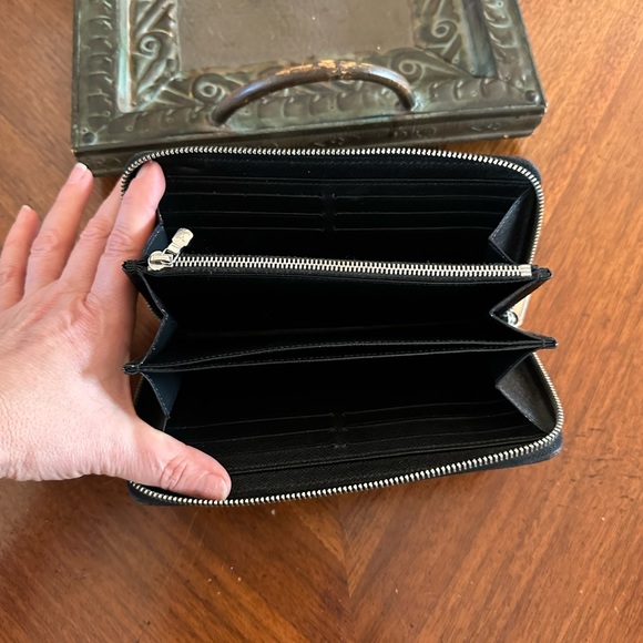 Authentic Louis Vuitton Zippy Wallet Black EPI Leather - Picture 3 of 11